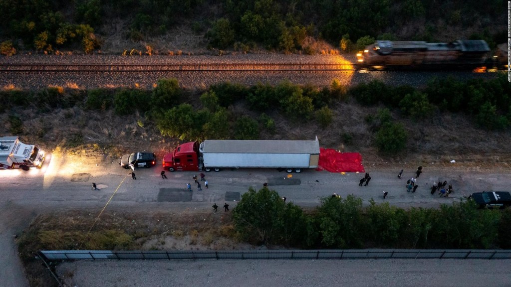 Le dieron lectura de cargos al conductor del tráiler que transportaba a migrantes