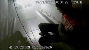 Un video captura el momento en que un hombre de Connecticut resultó herido mientras estaba bajo custodia policial. Es posible que nunca vuelva a caminar, dice un abogado