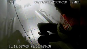 Un video captura el momento en que un hombre de Connecticut resultó herido mientras estaba bajo custodia policial. Es posible que nunca vuelva a caminar, dice un abogado