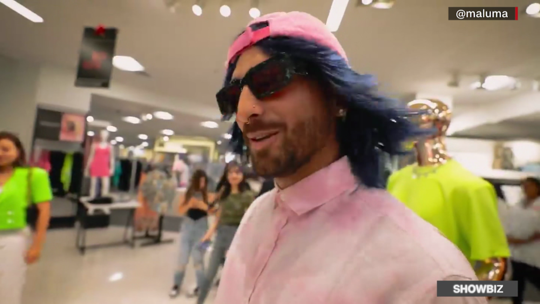 Maluma usa una peluca para pasar desapercibido en un centro comercial