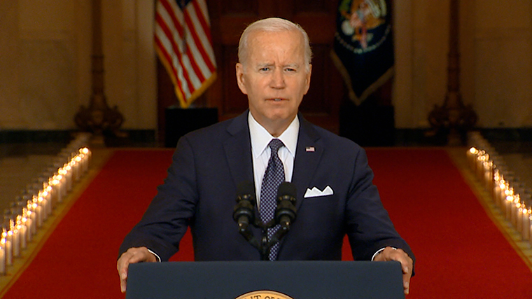 Biden calls for raising the age of purchase of assault weapons to 21