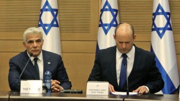 El primer ministro de Israel, Nafrali Bennet (derecha) y el canciller Yair Lapid, acordaron disolver el gobierno.