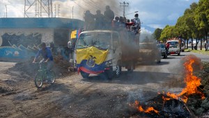 Enfrentamientos entre policías y manifestantes en Quito durante el tercer día de movilizaciones en contra del gobierno de Ecuador