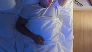 Casi la mitad de los adultos españoles no duerme bien a diario: mujeres y  precarios tienen más problemas de sueño, Actualidad