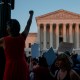 La mayoría de los estadounidenses desaprueba el fallo de la Corte Suprema sobre el aborto, según encuesta