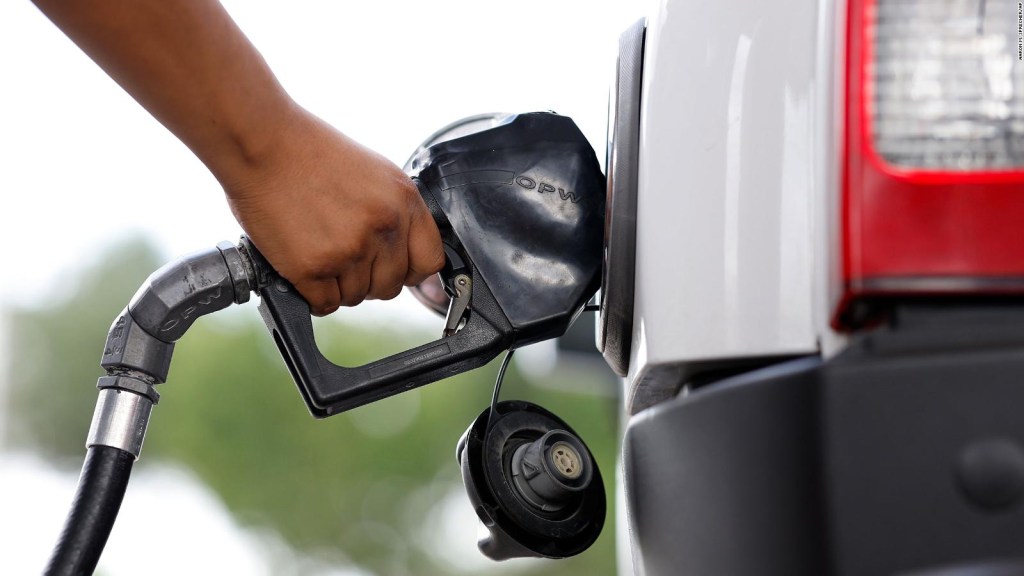 Los estadounidenses establecerán un récord de viaje por carretera para el 4 de julio a pesar de los altos precios de la gasolina, predice AAA