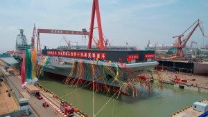 China botó el viernes su tercer y más avanzado portaaviones desde el astillero Jiangnan de Shanghái, con un nuevo sistema de lanzamiento que, según los expertos, está alcanzando rápidamente a Estados Unidos.
