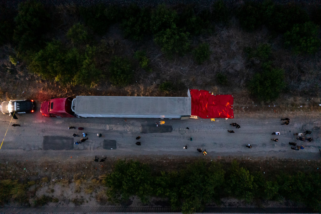 Encuentran 46 migrantes muertos dentro de un camión en San Antonio, Texas