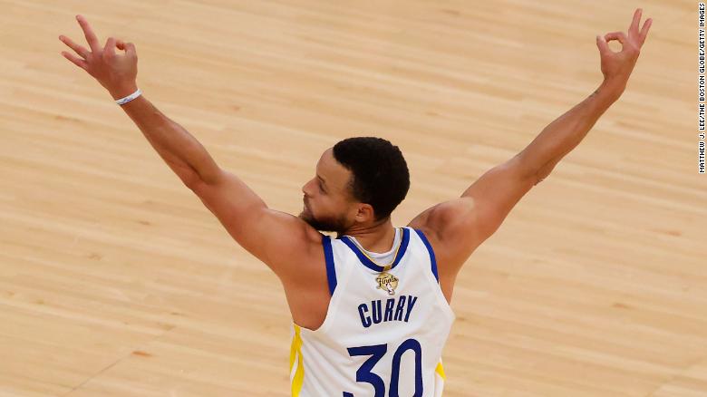 Curry reacciona después de que su compañero Klay Thompson enceste una canasta de tres puntos contra los Celtics.