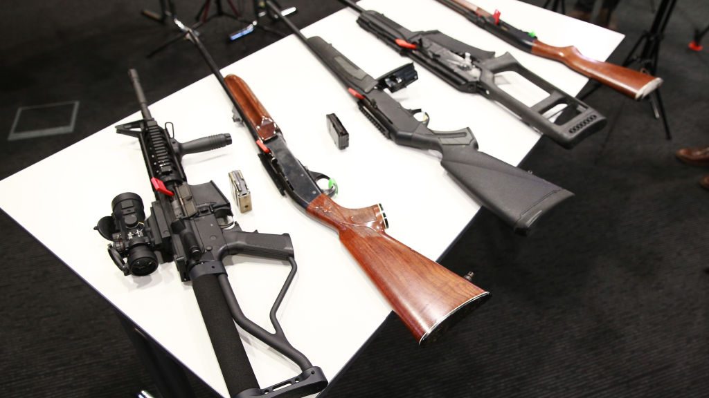 Armas que se prohibieron bajo nuevas leyes tras tiroteos masivos son mostradas durante una conferencia de prensa en la Royal Society el 11 de abril de 2019 en Wellington, Nueva Zelandia.