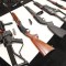 Armas que se prohibieron bajo nuevas leyes tras tiroteos masivos son mostradas durante una conferencia de prensa en la Royal Society el 11 de abril de 2019 en Wellington, Nueva Zelandia.