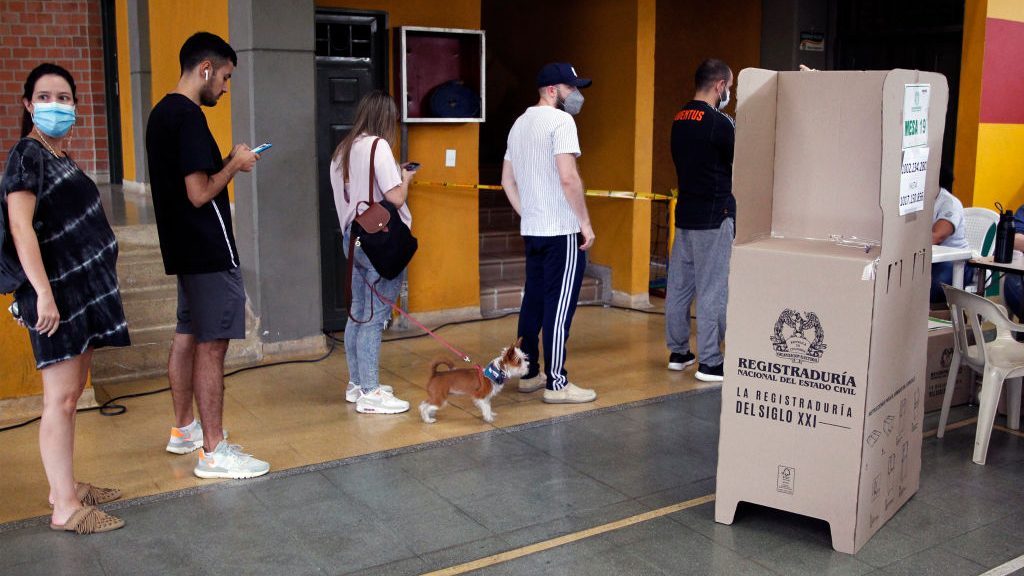 Colombianos en Medellín votan en la primera vuelta de la elección presidencial, el 29 de mayo de 2022.