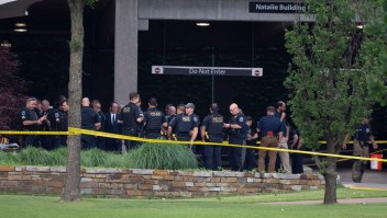 La policía responde a un tiroteo masivo en el Hospital St. Francis el 1 de junio de 2022 en Tulsa, Oklahoma.