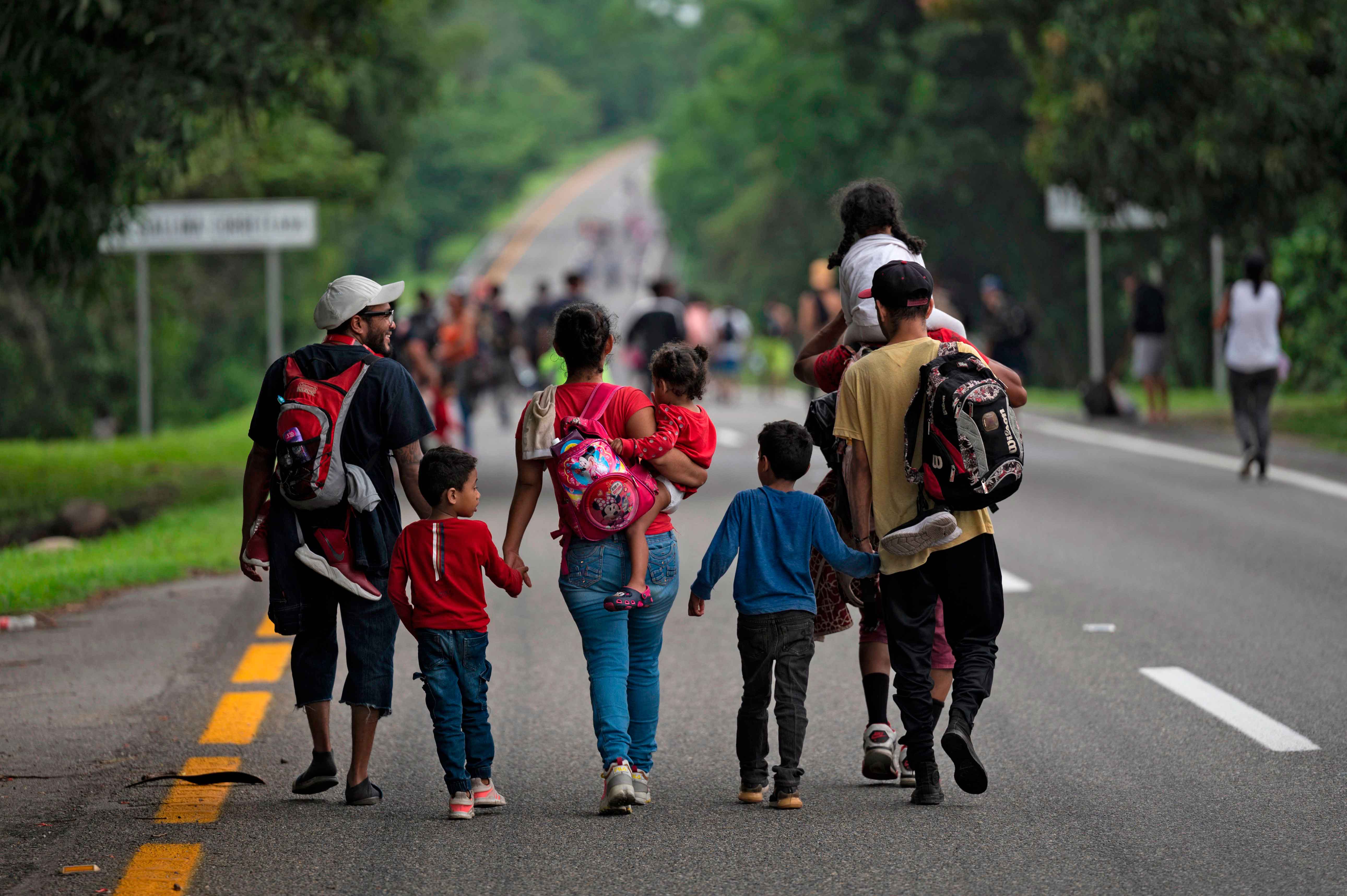 Caravana con alrededor de 5.000 migrantes sale de Chiapas y se