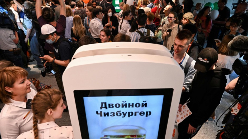Los visitantes hacen sus pedidos en pantallas táctiles en la versión rusa de McDonald's tras la ceremonia de inauguración en Moscú el 12 de junio de 2022.