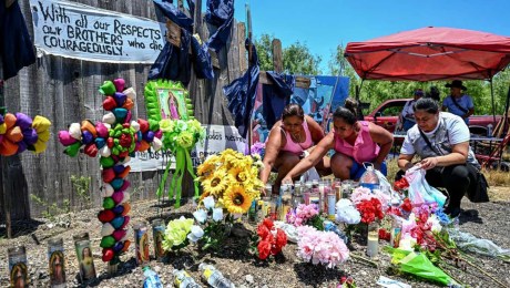 Homenaje a migrantes muertos dentro de un tráiler en San Antonio, Texas