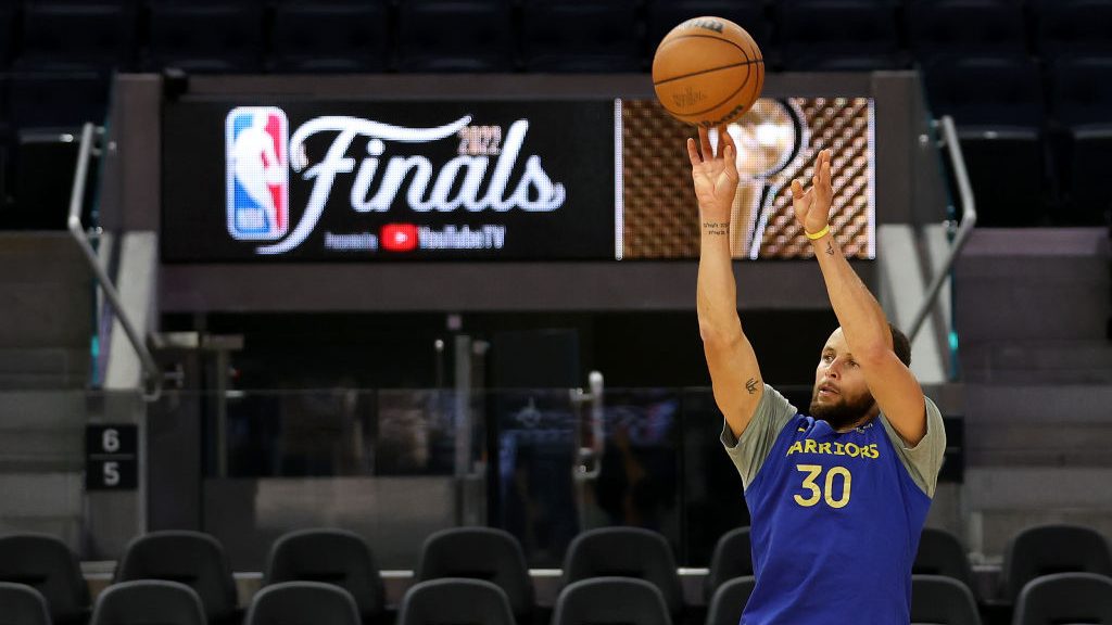 Stephen Curry realiza un tiro durante el día de medios antes del inicio de las finales de la NBA, en el Chase Center el 1 de junio de 2022 en San Francisco, California.