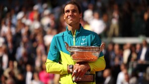 Rafael Nadal sostiene el trofeo de campeón del Roland Garros 2022.