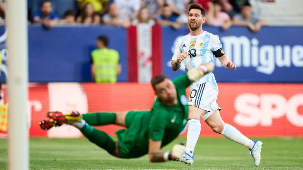 Lionel Messi anota el segundo gol de Argentina (y la segunda de sus cinco anotaciones ese día) ante Estonia en el Estadio El Sadar, el 5 de junio de 2022