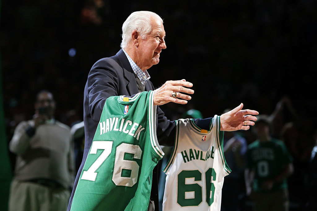 John Havlicek, miembro de los equipos campeones de los Boston Celtics de 1966 a 1976, es homenajeado en el medio tiempo del partido entre los Celtics y el Miami Heat en el TD Garden, el 13 de abril de 2016 en Boston, Massachusetts.