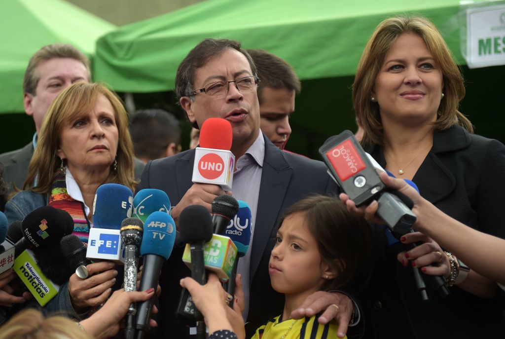 Verónica Alcocer acompaña a Gustavo Petro tras votar en las elecciones del 27 de mayo de 2018. (Crédito: Raúl Arboleda/ AFP/ Getty Images)