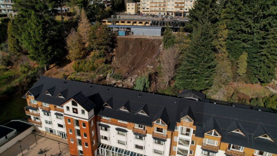 El hotel de Bariloche en el que murieron tres turistas uruguayos tras quedar atrapados tras un derrumbe