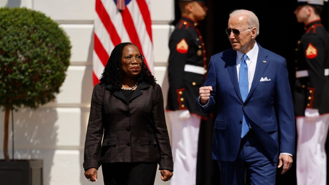 Ketanji Brown Jackson junto al presidente Joe Biden, en una imagen de abril de 2022