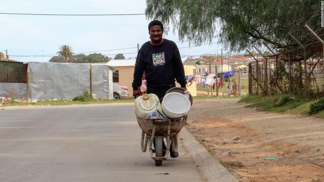 Morris Malambile dice que empujar cada día una carretilla llena de contenedores de agua es "agotador".