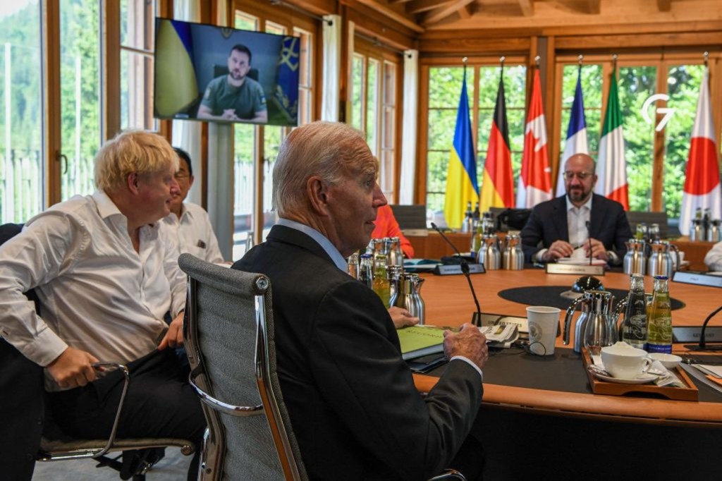 Zelensky habla a través de un video mientras los líderes del G7 escuchan, durante la cumbre que se realiza en Alemania