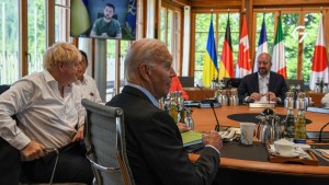 Zelensky habla a través de un video mientras los líderes del G7 escuchan, durante la cumbre que se realiza en Alemania
