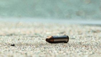 Los tiroteos masivos obligan a repensar el acceso a rifles AR-15 para jóvenes de 18 años