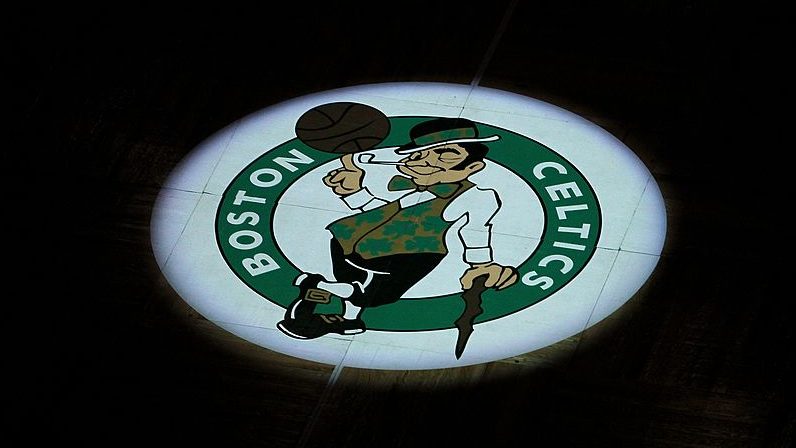 El escudo de los Boston Celtics en el TD Garden en 2010. 