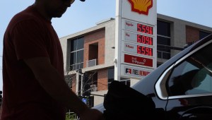 Georgia es el estado con la gasolina más barata. En esta imagen, un hombre carga si vehículo en una estación de servicio.