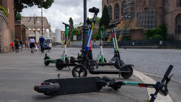 Las autoridades dicen que solo el 2% de los 14.000 scooters de alquiler en Roma están en uso. (Foto: Lorenzo Di Cola/NurPhoto/Getty Images)