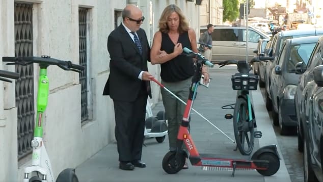 Giuliano Frittelli, a la izquierda, quiere que sea obligatorio aparcar los scooters en lugares designados. (Foto: CNN)