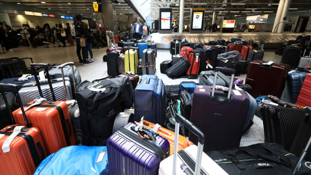 Las pilas de maletas separadas de sus dueños en el aeropuerto londinense de Heathrow se han convertido en el emblema de los actuales problemas del transporte aéreo. (Foto: Takuya Matsumoto/The Yomiuri Shimbun/Reuters Connect)