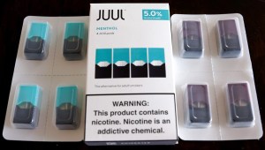 En esta foto ilustrativa, paquetes de cigarrillos electrónicos Juul están sobre una mesa el 22 de junio de 2022 en Los Ángeles, California. (Crédito: Mario Tama/Getty Images)