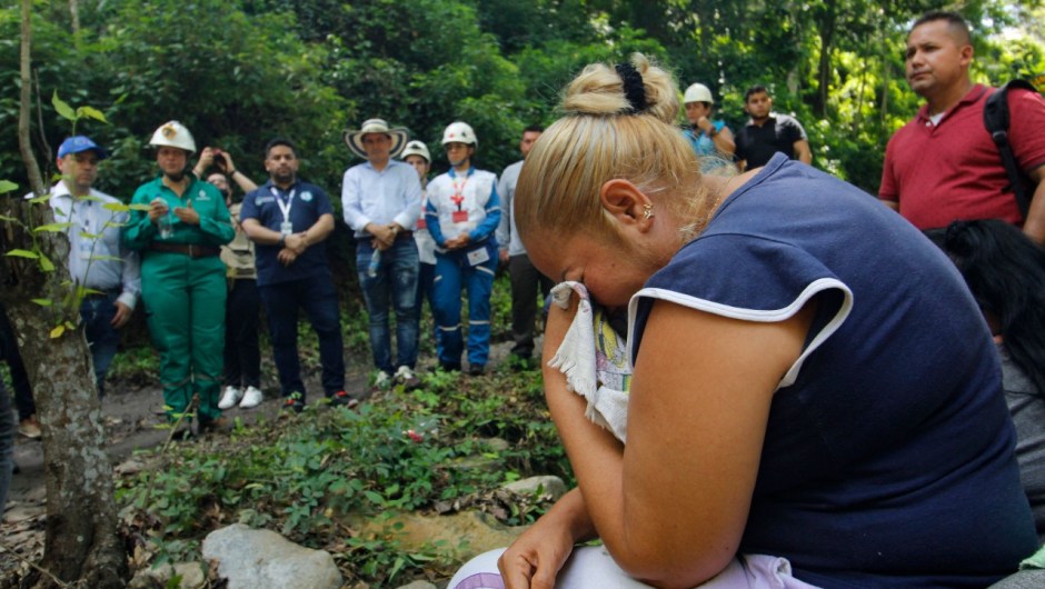 Minero herido muere tras explosión en mina en Colombia, otros 14 desaparecidos