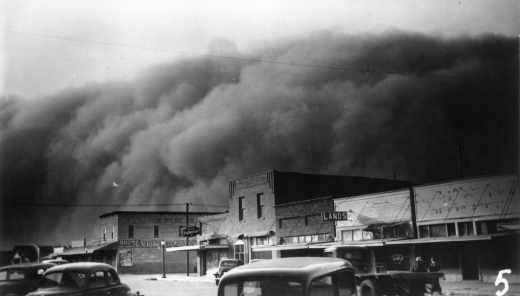 Una tormenta de polvo se acerca a la ciudad de Elkhart, en Kansas, en 1937. (Crédito: MPI/Getty Images)