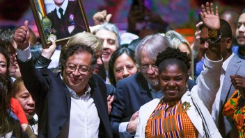 De izquierda a derecha, Gustavo Petro y Francia Márquez, presidente y vicepresidenta electos de Colombia.