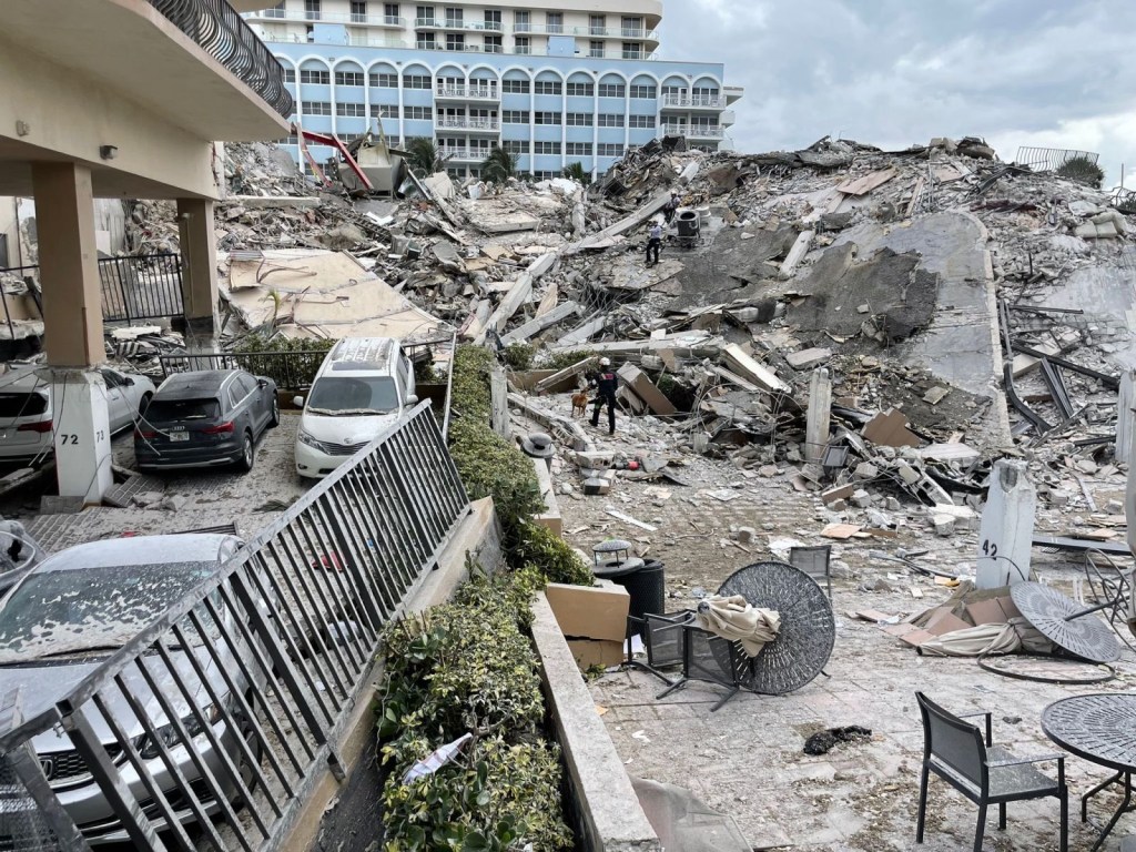 Esta fotografía fue tuiteada por el Cuerpo de Bomberos de Miami-Dade tras el derrumbe del edificio. (Foto: MiamiDadeFire/Twitter)