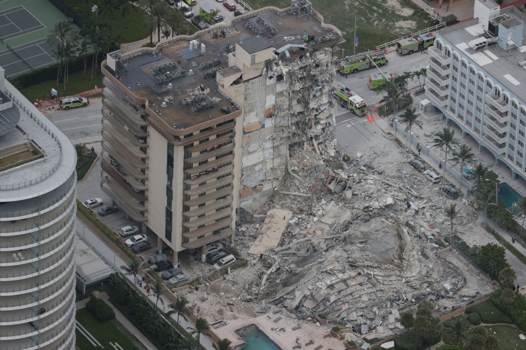 El derrumbe parcial dejó enormes pilas de escombros y materiales colgando de lo que quedaba de la estructura. (Foto: Joe Raedle/Getty Images)