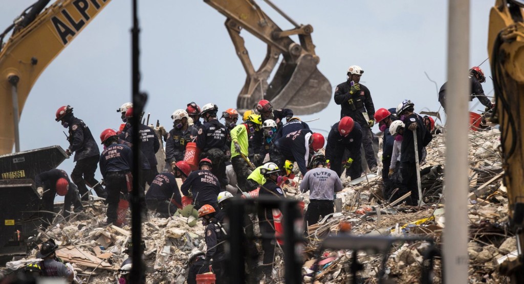 Equipos trabajan en el lugar del edificio colapsado, el 6 de julio. (Foto: Andrew West/The News-Press/Imagn Content Services)
