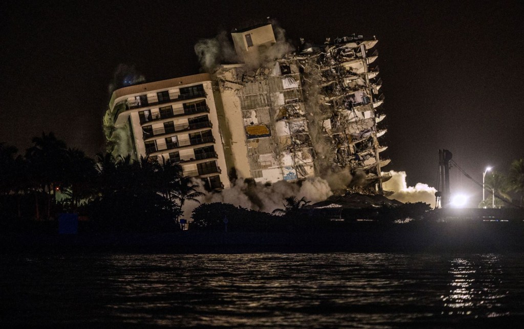 Una explosión controlada derriba los restos inestables del edificio el 4 de julio. (Foto: Giorgio Viera/AFP/Getty Images)