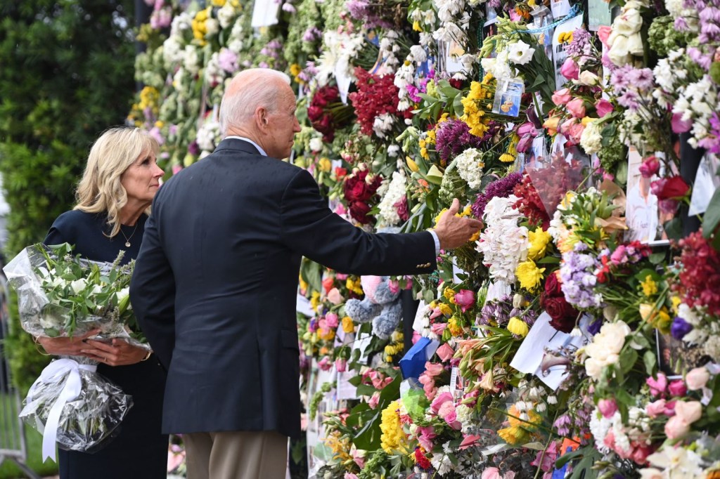 El presidente Joe Biden y la primera dama Jill Biden visitan un memorial cerca del edificio parcialmente colapsado, el 1 de julio. (Foto: Saul Loeb/AFP/Getty Images)
