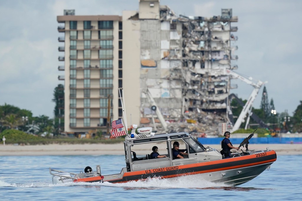 Un bote de la Guardia Costera patrulla el agua ante la visita de Biden. (Foto: Mark Humphrey/AP)