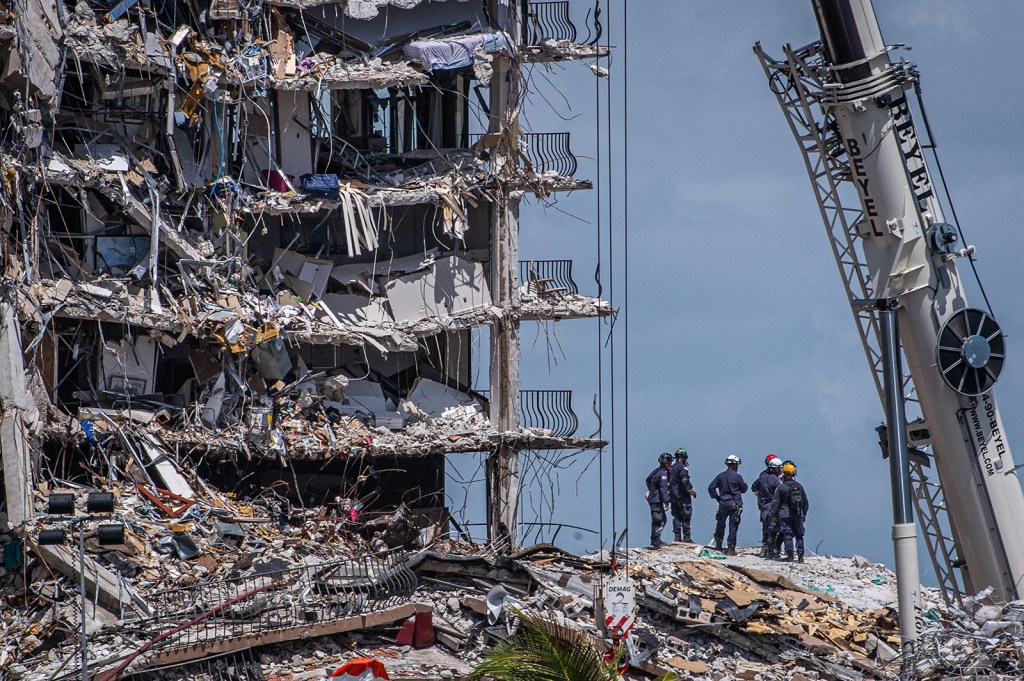 Millones de kilogramos de concreto se retiraron desde que comenzaron las labores de rescate y búsqueda. (Foto: Giorgio Viera/AFP/Getty Images)