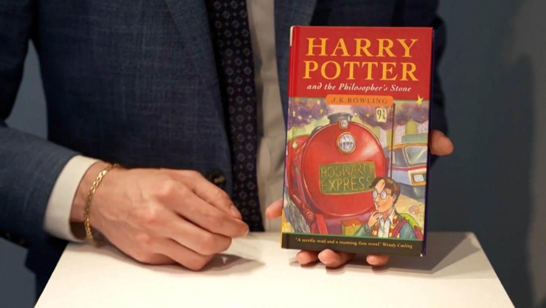 Subastan un raro ejemplar de Harry Potter autografiado por J.K: Rowling