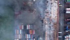Así quedó un depósito de contenedores de Bangladesh tras mortal incendio