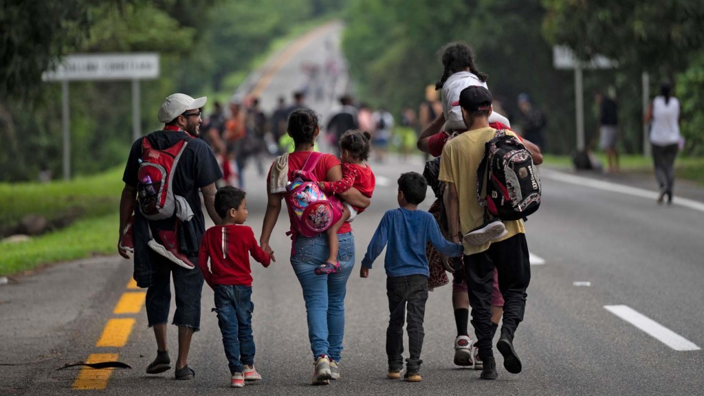 Gobierno mexicano promete regularizar a toda la caravana migrante